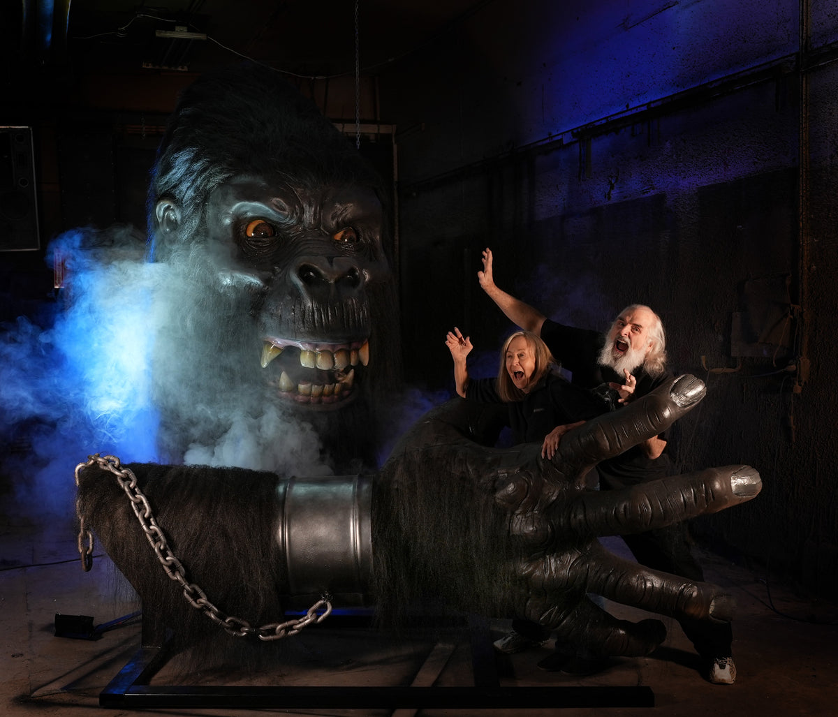 gorilla様オーダー King Gorilla Giant Hand Display Photo Op Themed Attractions